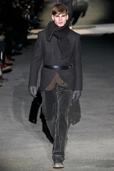 Look 16